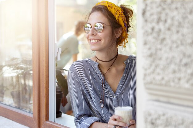 黄色のバンダナを身に着けているスタイリッシュな女性