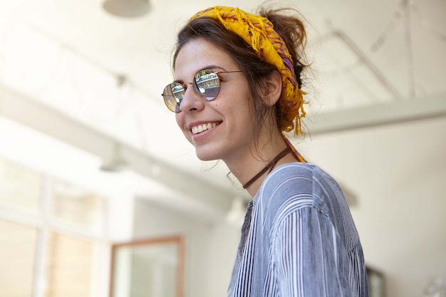 Elegante donna che indossa bandana gialla