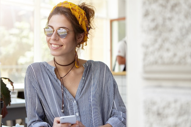 Elegante donna che indossa bandana gialla