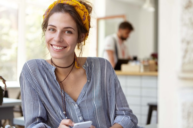 Elegante donna che indossa bandana gialla