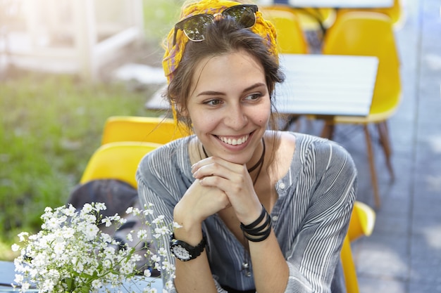 Elegante donna che indossa bandana gialla