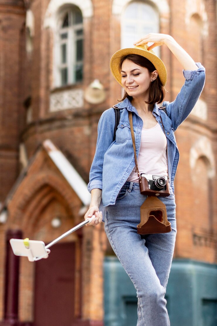 無料Photo 屋外のselfieを取って帽子のスタイリッシュな女性