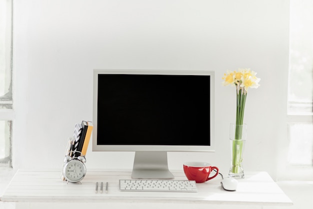 Foto gratuita elegante area di lavoro con computer a casa