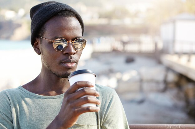 Free photo stylish young man at the beach