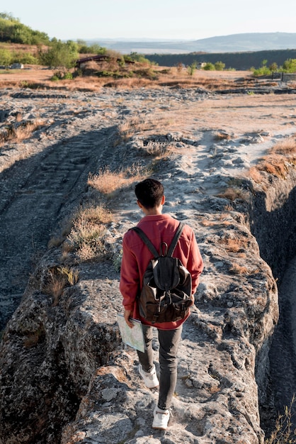 Foto gratuita giovane alla moda che gode del viaggio