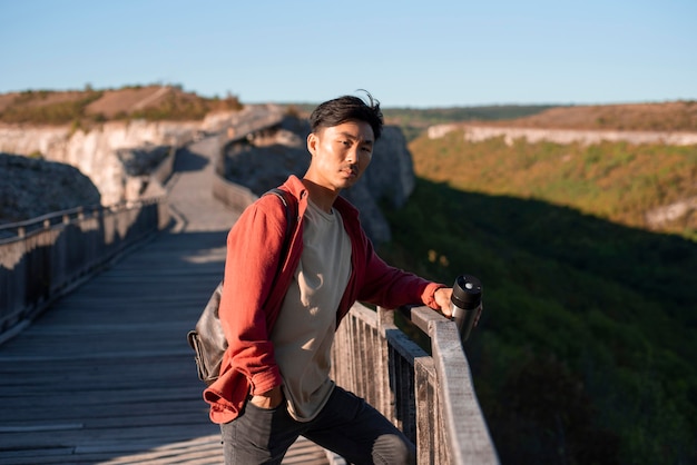 Free photo stylish young man enjoying trip