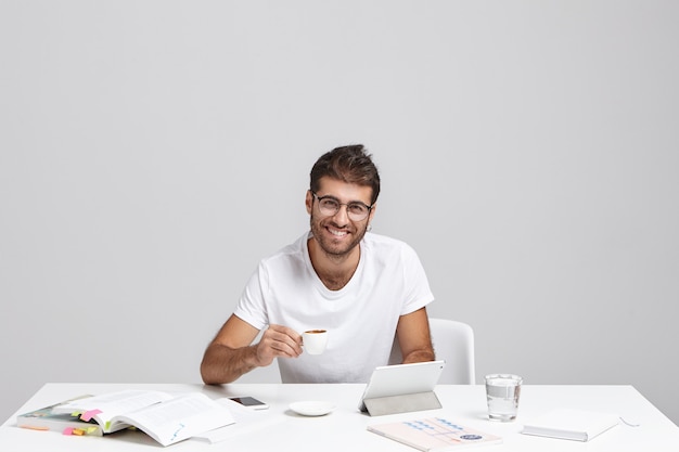 Free photo stylish young man sitting at desk