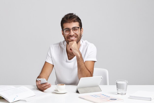 Free photo stylish young man sitting at desk