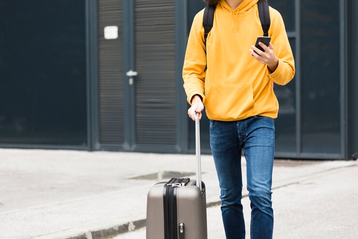 無料Photo 荷物を持つスタイリッシュな若い旅行者