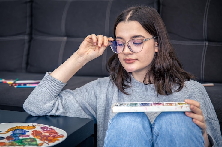 無料Photo スタイリッシュな若い女性が家のインテリアにペンキで描く