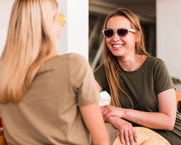 Giovani donne alla moda felici di vedersi