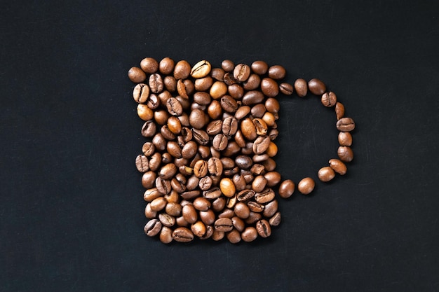 Tazza di caffè stilizzata con chicchi di caffè distesi