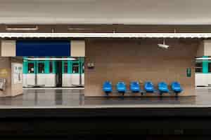 無料写真 地下鉄の電車と座席のある地下鉄の駅