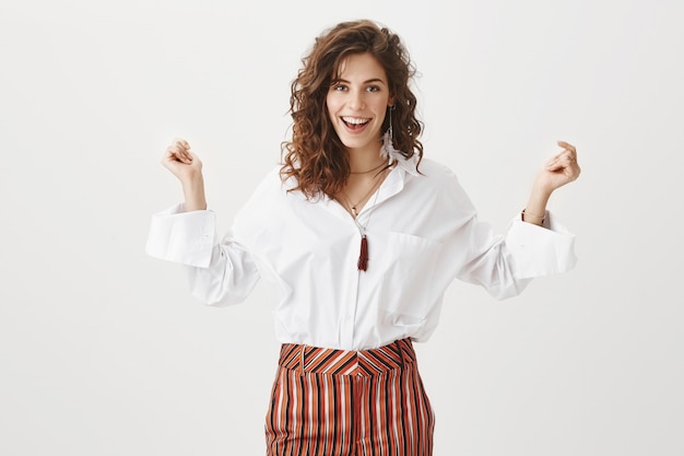 Foto gratuita la donna splendida di successo celebra il successo, trionfante