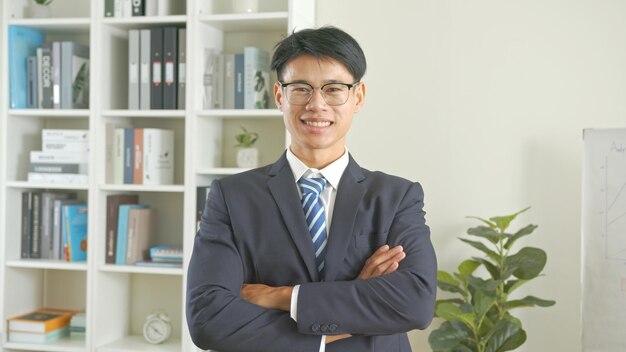Успешный азиатский деловой человек в офисе фон бизнес-профессионал и уверенность