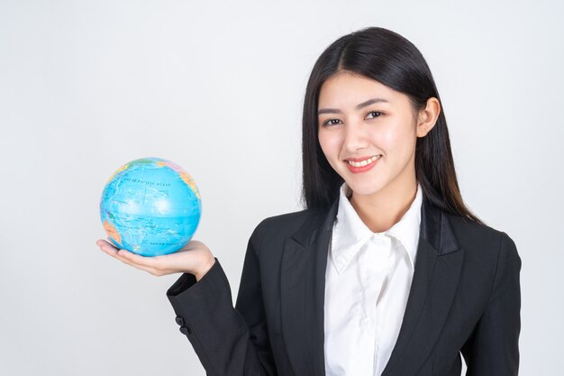 세계 세계의 빈티지지도를 손에 들고 성공적인 아름다운 아시아 비즈니스 젊은 여자