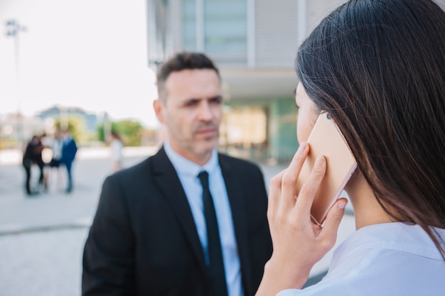 Foto gratuita una coppia di business di successo fa una telefonata