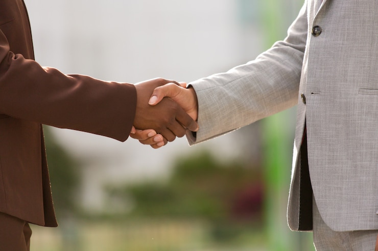 Free Photo successful business partners closing deal