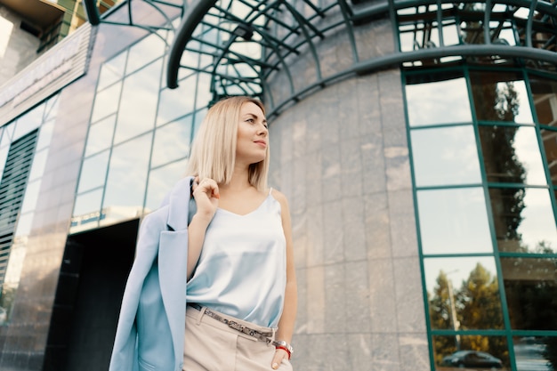 Foto gratuita donna d'affari di successo in abito blu