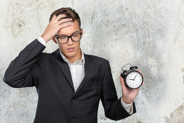 Бесплатное фото Успешный бизнесмен в формальной одежде, указывая на часы