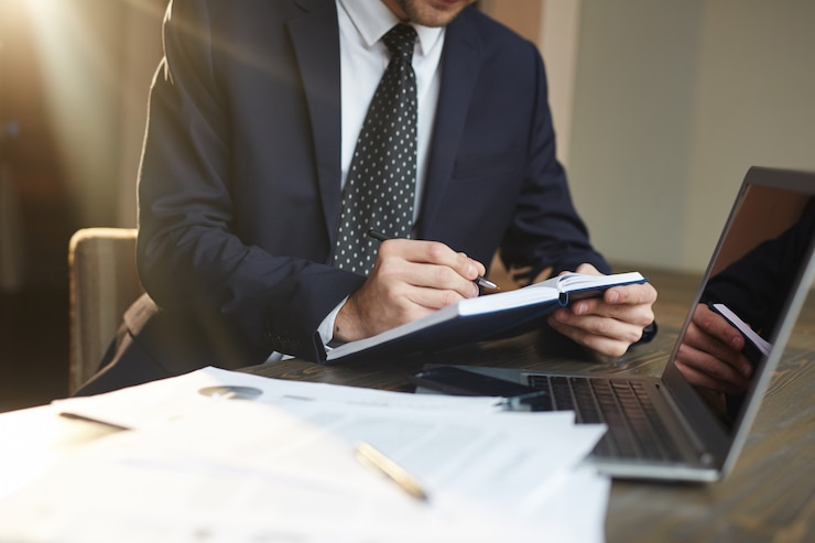 Free Photo successful businessman working