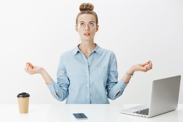 Imprenditore femminile di successo in camicia di colletto blu