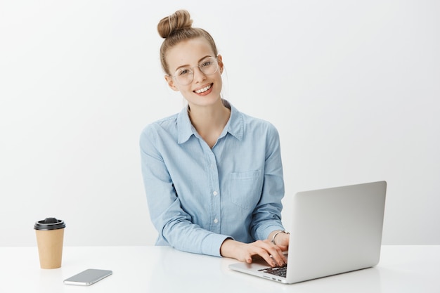 Foto gratuita imprenditore femminile di successo in camicia di colletto blu