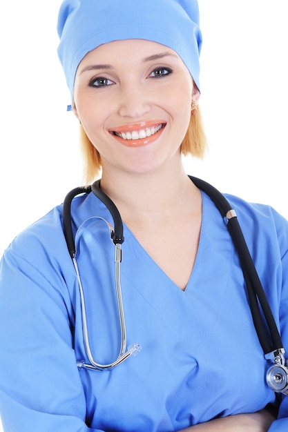 Успешная женщина-хирург-врач со стетоскопом в синей форме - белое пространство
