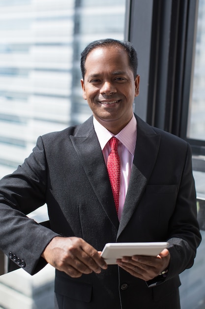 Успешный индийский бизнесмен с цифровой планшет