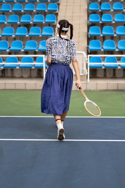 テニスコートでラケットで成功したスポーツウーマン。健康的な生活様式