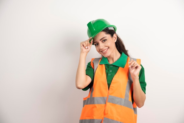 Donna di successo in uniforme da indossare elmetto protettivo. foto di alta qualità