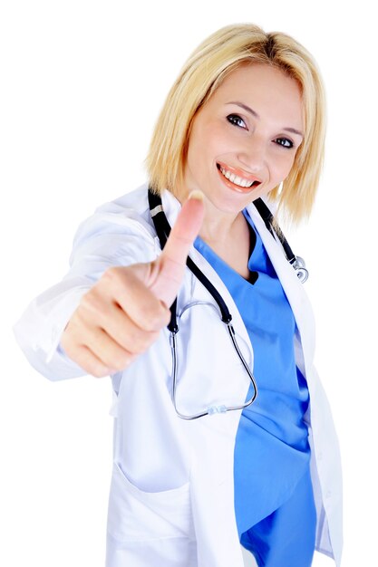 엄지 손가락 최대 보여주는 성공적인 젊은 여성 의사