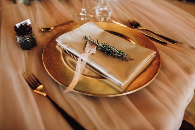 Such good tableware on the table in gold shades