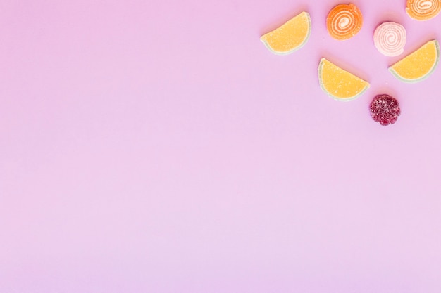Бесплатное фото Сахарные конфеты на розовом фоне