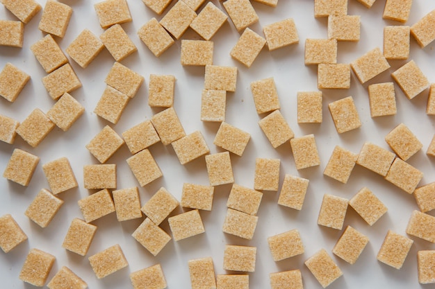 Foto gratuita zucchero cubi vista dall'alto su uno sfondo bianco