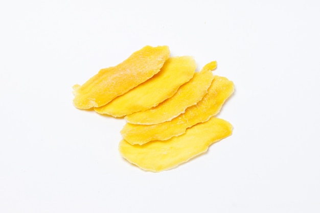 Ломтики сушеного манго без сахара, изолированные на белом фоне