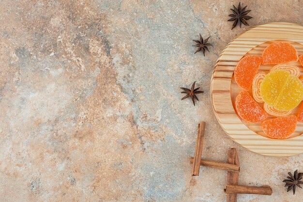 Sugar marmalade with star anise and cinnamon sticks