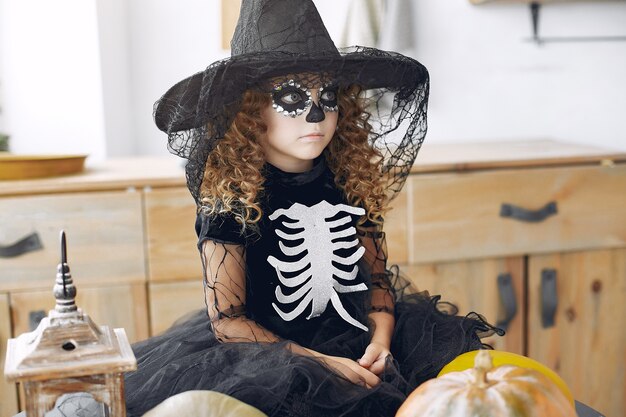 シュガースカル少女ハロウィーンの衣装とメイク。ハロウィーンパーティー。死霊のえじき。