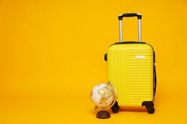 夏の旅行や休暇のためのスーツケースの荷物