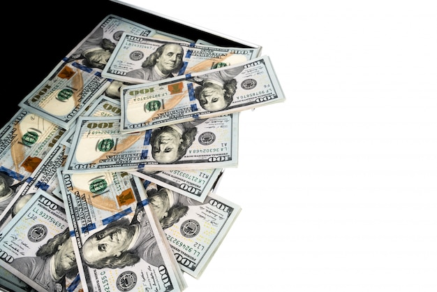 Бесплатное фото Чемодан денег с сто доллара на белом фоне