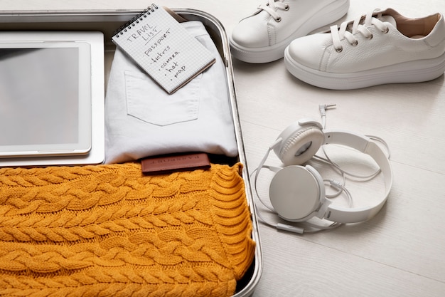 여행용 헤드폰과 여권이 있는 가방