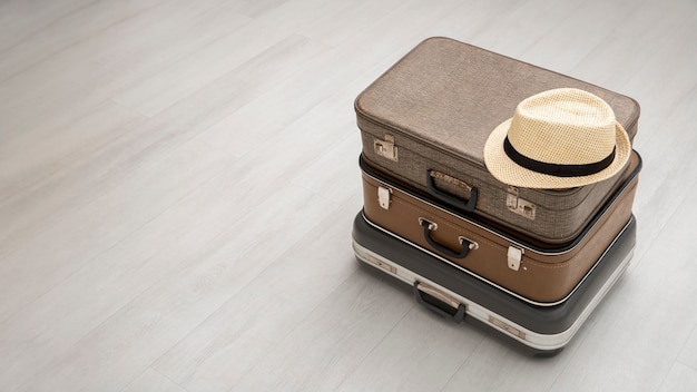 麦わら帽子をかぶった旅行用スーツケース