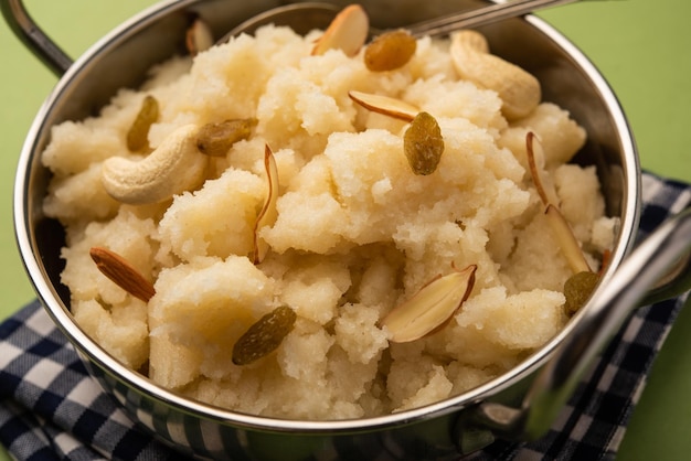 Suji ka halwa 또는 rava sheera 또는 ravyacha shira는 디저트로 제공되거나 신에게 제물로 제공되는 인도의 달콤한 요리입니다.