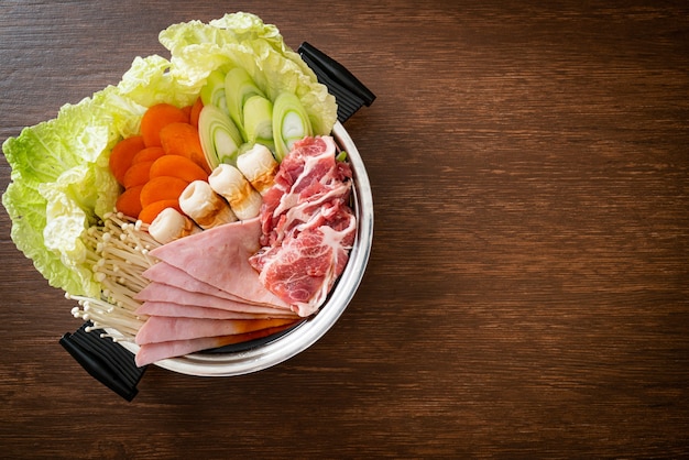 すき焼きまたはしゃぶしゃぶの黒スープと生と野菜の肉-日本食スタイル