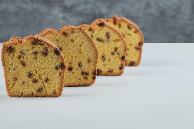 Foto gratuita fette di torta di sultanina isolate su bianco.