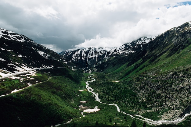 무료 사진 스위스의 여름 알프스 풍경입니다. 스위스 알프스 산맥의 중간에