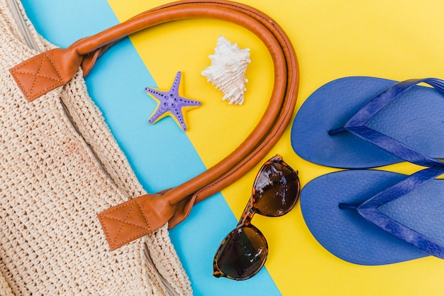 Foto gratuita articoli da spiaggia estivi