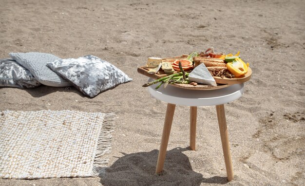 海沿いの夏の美しいロマンチックなピクニック。休日の概念
