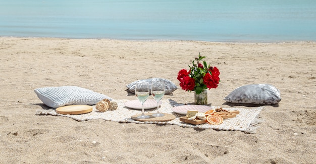 Летний красивый романтический пикник у моря. Концепция праздника.