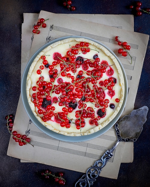 Free photo summer berry tart pie with ricotta cottage cheese